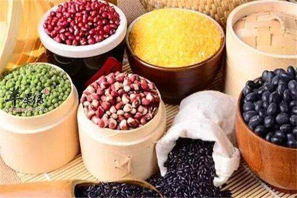 指甲出現(xiàn)豎紋？可能是肝臟在警示，喝水中加入這一天然食材助排肝毒